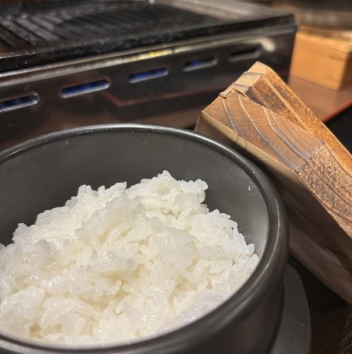 我們提供新鮮烹製的銀米飯。