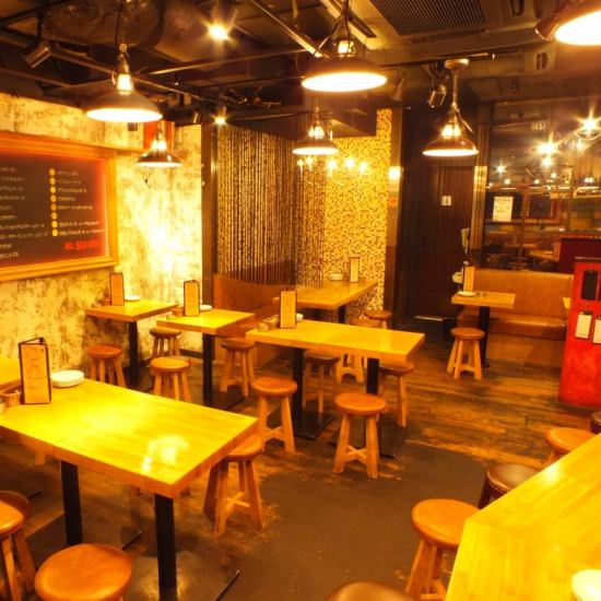 Kiln-baked pizzas are all 550 yen ♪ Stylish interior perfect for girls' night out ◎