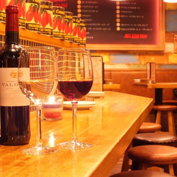 【最适合约会】并排的吧台座位最适合休闲约会！酒窖里常备有80多种精选葡萄酒，两人可以尽情享用。