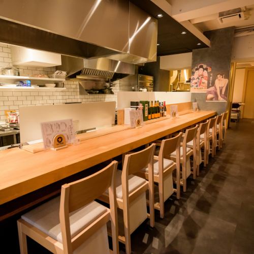 <p>調理風景をご覧いただけるカウンター席、奥には広々テーブル席がございます。利用シーンを選ばない「とりさくせす」が五反田にNewOpenです！！※ネットで空席が無くてもご案内可能な場合もございます♪お気軽にお電話ください♪</p>
