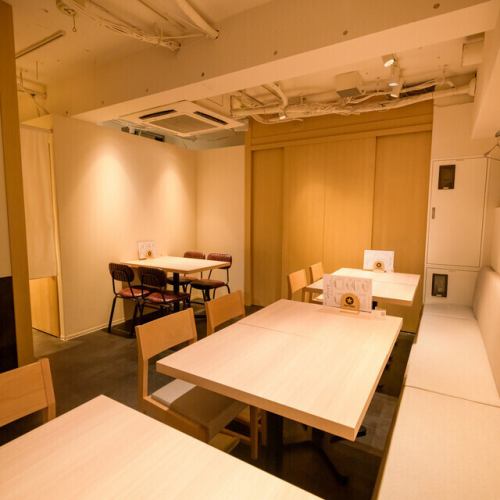 <p>店内奥には広々空間。テーブル席で少人数から大人数まで対応できます。会社帰りの飲み会や宴会是非ご利用ください♪※ネットで空席が無くてもご案内可能な場合もございます♪お気軽にお電話ください♪</p>