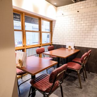入り口左手には広々テーブル有☆最大6名様までご利用いただけます！
