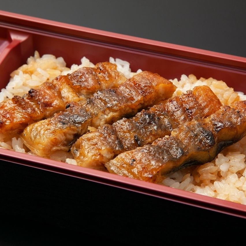 店内で調理するから新鮮で旨い。鰻とどじょうの蒲焼きが人気