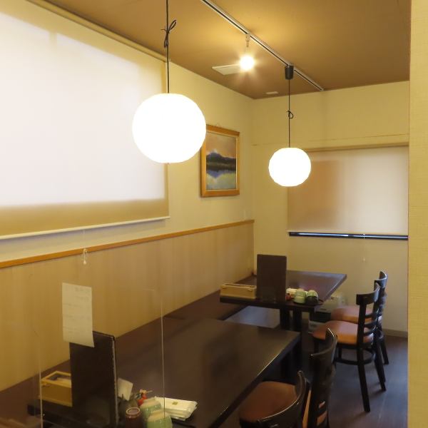 店内は落ち着いた雰囲気で、心地よい時間を過ごせる空間が広がっています。柔らかな照明が印象的で、シンプルながら温かみのあるインテリアが特徴です。テーブル席はプライベート感を大切にした配置で、友人や家族との会話を楽しむのに最適です。
