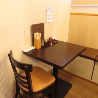 2名テーブルも完備しており、落ち着いた雰囲気の中でお食事をお楽しみいただけます。親しい友人や大切な人との会話を楽しむのに最適なスペースで、リラックスしたひとときを過ごせます。美味しい料理と共に、特別な時間をお過ごしください。日頃の自分へのご褒美や、ちょっとしたお祝いにもぴったりです♪