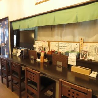当店のカウンター席では、親しみやすい雰囲気が漂い、リラックスした時間をお過ごしいただけます。一角には多くの著名人の方々が書いたサインが飾られており、近隣からはもちろん、県外からもお店の味を求めて多くのお客様に愛されています。美味しい料理と共に、特別なひとときをお過ごしください♪