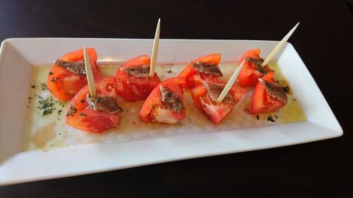 安达卢西亚风格的西红柿和凤尾鱼