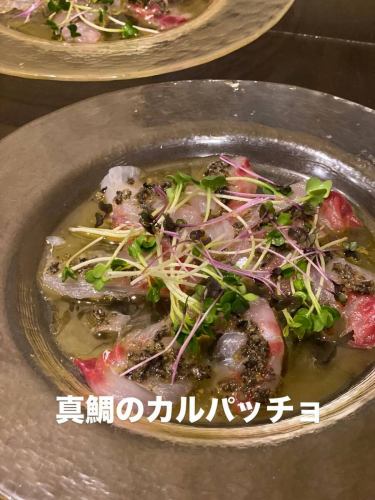 本日、20時頃からお席のご用意ができます！！
ぜひご利用くださいませ！！

🇪🇸赤羽スペインクラブ テラテラ
本日のおすすめワインをご紹介🍷

🇪🇸 LAUDUM OV（ラウデュムOV）
スペイン・アリカンテ地方の老舗ワイナリーから届いた、テンプラニーリョ、カベルネ・ソーヴィニヨン、メルローの3種をブレンドした有機赤ワインです。

🌿 Old Vines（古樹） のぶどうを使用し、果実味と深みがありながらもバランス良く仕上がった一本。
熟したブラックチェリーやカシス、バニラやカカオのニュアンスも感じられ、グリルしたお肉や熟成チーズとの相性も抜群です。

🏅ラベルに並ぶ受賞メダルはその品質の証。
ビオ（オーガニック）認証も取得しており、体にも優しいナチュラル志向の赤ワインです。

香ばしく焼き上げた子羊のローストや
豚挽肉団子をトマトソースで煮込んだアルボンディガスとも良く合います🍷

#スペインワイン #赤羽グルメ #焼肉とワイン #テラテラ #ワイン好きと繋がりたい #Laudum #テンブラニーリョ #赤羽スペインクラブteratera #浦和スペインクラブteratera