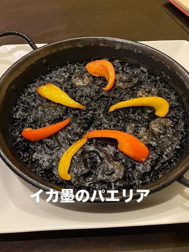 8\14 周四
今天也介绍葡萄酒🎺
我们走吧！
何不在盂兰盆节的晚上感受一下地中海的微风呢？

今天要推荐的是来自西班牙加泰罗尼亚的红葡萄酒SYNERA。
其特点是浆果的果味和柔和的涩味，非常适合搭配肉类菜肴和海鲜。

特别推荐的是：
🥩 伊比利亚炒猪肉
🦑 鱿鱼墨汁海鲜饭
🧀 奶酪拼盘
浓郁的香气和醇厚的口感将大大提升食物的风味。

感谢您在盂兰盆节期间的多次预订。
今天的座位仅剩少量，请尽早前来！

#Akabane 西班牙俱乐部 Terra Terra #Synera #SpanishWine #ObonDinner #AkabaneGourmet
#西班牙料理 #浦和西班牙Club Teratera