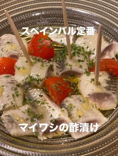 第八至第十名
今天的特色葡萄酒是
这款白葡萄酒“S-Naia”由来自西班牙鲁埃达的 100% 长相思酿造而成。
正如亮蓝色的标签所示，这款香水的香味清新而美妙。葡萄柚和青苹果的新鲜果味与草本和矿物质的细微差别交织在一起。其清爽的酸度和宜人的余味使其成为海鲜菜肴和清淡小吃的完美搭配。
经典的西班牙酒吧菜肴：腌沙丁鱼
搭配红鲷鱼薄片一起享用🍾
请尝试一下作为夏季饮品。

#西班牙葡萄酒 #Rueda #SauvignonBlanc #AkabaneSpainClubTerraTerra #SummerWine
#西班牙美食
#赤羽西班牙俱乐部 Teratera
#浦和西班牙 Club Teratera
#腌沙丁鱼
#红鲷鱼薄片