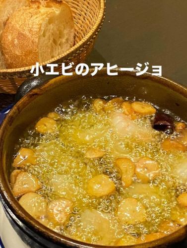 8/17日
お盆最終日、みなさんいかがお過ごしですか？😊
赤羽スペインクラブ テラテラでは、スペインから届いた爽やかな白ワイン「アルトザーノ・ヴェルデホ＆ソーヴィニヨン・ブラン」が大活躍中🍇✨

すっきりとした柑橘の香りとフレッシュな飲み心地で、夏の疲れを癒すのにぴったりな1本です。
お魚料理やアヒージョとの相性も抜群🐟🦐

「お盆ラストはちょっと贅沢に乾杯！」なんて気分の方、ぜひテラテラでお待ちしてます🥂🇪🇸

お席もう少しだけご用意できます。
ぜひご利用くださいませ🙇

#赤羽スペインクラブteratera 
#浦和スペインクラブteratera 
#スペイン料理
#アルトザーノベルデホ 
#アルトザーノ
