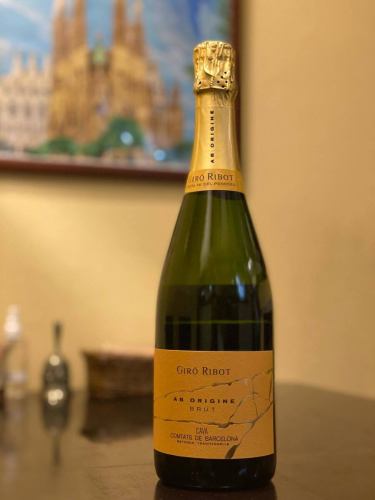 9/10水
スペイン・ペネデス地方の造り手 ジロ・リボ（Giró Ribot） が手掛ける
「AB Orígine Brut」 🍾

伝統的な瓶内二次発酵で造られ、きめ細やかな泡と柑橘の爽やかさ、
ほんのり香ばしいトースト香が広がります。
心地よい酸味とミネラル感で、乾杯から食中まで活躍。

魚介のフリット、イベリコ豚の生ハムとも相性抜群🐟🥓
赤羽スペインクラブテラテラで、華やかな一杯をどうぞ✨

#スペイン料理
#赤羽スペインクラブteratera 
#浦和スペインクラブteratera 
#ジロリボ 
#cava
