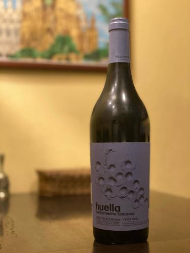9月17日 星期三
今天介紹的酒。
🍷 歌海娜
西班牙瓦倫西亞地區酒莊Vegamar生產的紅酒。
葡萄品種為廷托雷拉歌海娜 (Garnacha Tintorera)，這是一種果肉為紅色的稀有品種。
它具有深寶石紅色和濃鬱的漿果和香料香氣。

其宜人的果味和適度的單寧使其成為伊比利亞炒豬肉、帶骨烤羊肉和起司拼盤的完美搭配。它不僅適合搭配肉類，還適合搭配海鮮飯和番茄燉菜⭐️

今天只有少量座位
我們有。
期待您的光臨🙇

#西班牙美食
#Akabane 西班牙俱樂部 terateratera
#浦和西班牙 Club Teratera