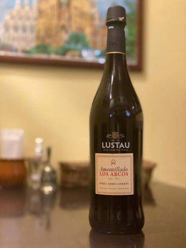 ⭐️赤羽スペインクラブテラテラの
シェリー酒の紹介

琥珀色に輝く“アモンティリャード”。
スペイン南部・アンダルシアの街、ヘレスで生まれた特別なシェリーです。

「ルスタウ アモンティリャード・ロス・アルコス」は、フィノのような軽やかさを持ちながら、
オロロソのような香ばしい熟成感も楽しめる、
まさに“二つの世界を旅する”ワイン。

ヘーゼルナッツやアーモンドを思わせる香り、
そして心地よいドライな余韻。
ワインともブランデーとも違う、
シェリーならではの奥深さが広がります。

スペインではタパスとともに、
ゆっくり語らう時間のお供として親しまれてきました。
今夜は一杯のアモンティリャードと、
赤羽の夜を少しだけスペインに旅してみませんか？🇪🇸✨
本日少しだけお席のご用意ができます。
是非ご利用くださいませ🙇

#スペイン料理
#赤羽スペインクラブテラテラ
#浦和スペインクラブテラテラ 
#アモンティリャード
#シェリー酒