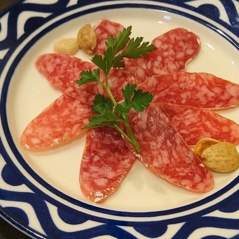 カタルーニャ地方の白カビサラミ(フエ)