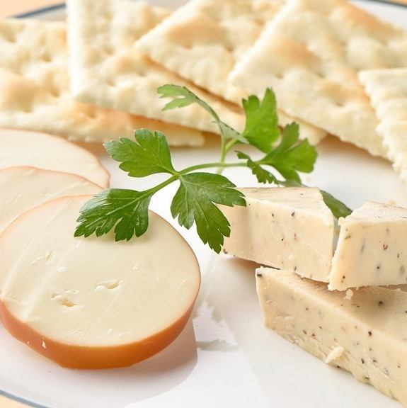 Smoked cheese and crackers