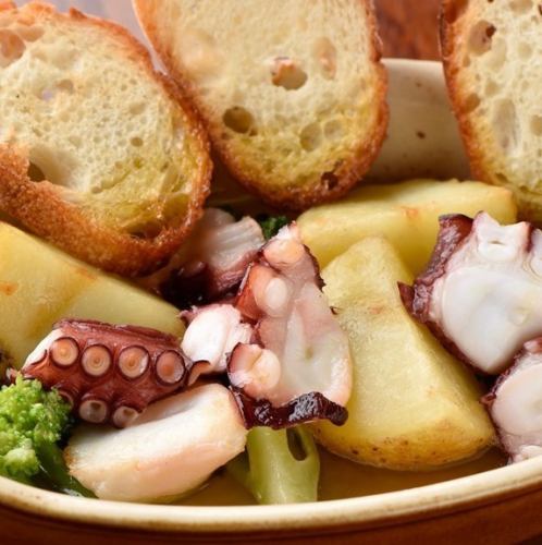 章鱼，马铃薯和西兰花的Ahijo