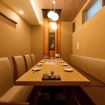 8名(席料　3300円)6名(席料　2200円)6名(席料　2200円)4名(席料　2200円)