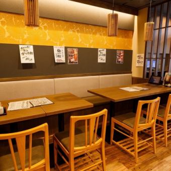 １階のテーブル席もゆったり設計