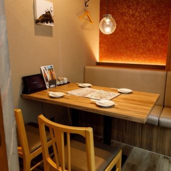 落ち着いた和空間。広々としたテーブル席。