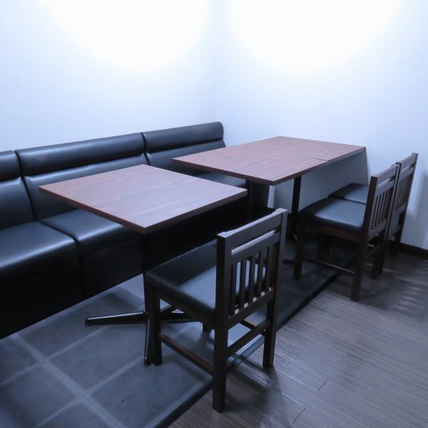 店内の奥側に配置されたテーブル席は、外の喧騒や視線を気にせず過ごせる配置となっております。柔らかな座り心地のソファー席も完備しており、肩の力を抜いてくつろげる空間が魅力です。親しい方との会話を楽しみながら、時間を忘れてゆったりと食事のひとときを満喫できる。そんな心地よい居場所を提供いたします。