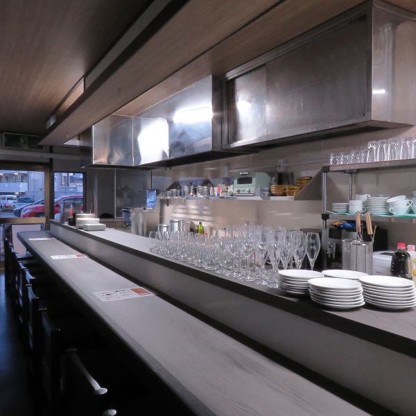 お一人様でも気軽に入店しやすいカウンター席は、穏やかな空気感が漂います。仕事終わりの一杯や、友人と肩を並べて語り合うサシ飲みにも最適な距離感です。落ち着いた内装の中で味わうお酒は、一日の疲れを優しく癒やしてくれるはず。日常の喧騒を離れて、自分だけの贅沢な時間を過ごせます。