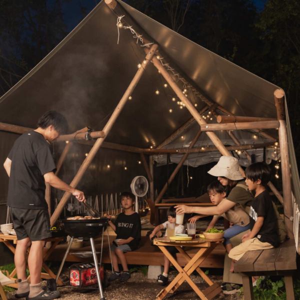 面倒な準備や片付けは不要で、BBQ初心者でも気軽に楽しめます。ゆったりくつろげるソファ席や、冷暖房完備のドーム型テントなど、様々なニーズに合わせた居心地の良い空間が魅力です。気兼ねなく楽しめる雰囲気なので、友人やご家族と特別な思い出作りに最適です。