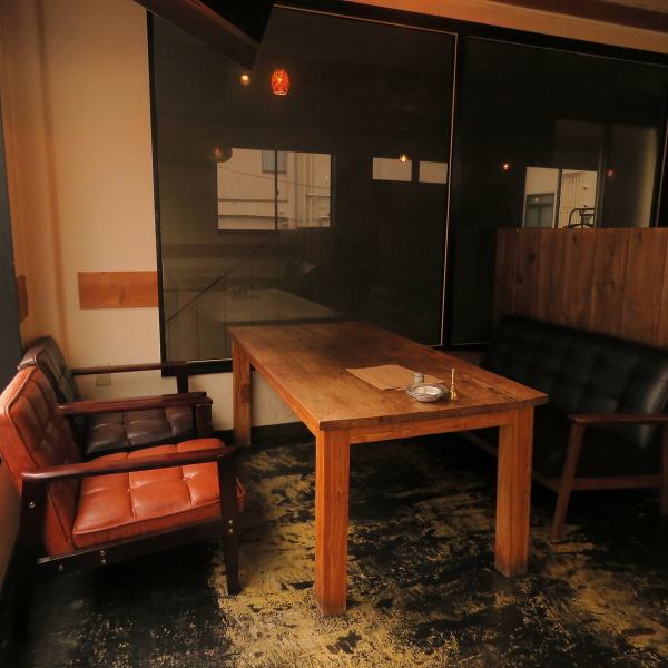 【ゆったりソファ席ございます】2～8名様でご利用いただけるソファー席をご用意しております。デートや女子会、合コン、さらにはご家族連れでのご利用でも◎寛ぎの空間でお楽しみいただけます。カウンター席もございますので、お一人様も大歓迎♪お仕事終わりのサク飲みにいかがですか？心地良い空間で至福のひとときを☆