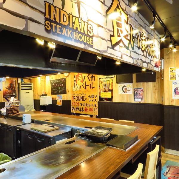 カウンター席は当店おすすめ席！　大きな鉄板でお好みの焼き加減でお楽しみください！