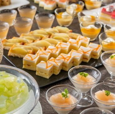 和洋中の様々な料理を提供するカジュアルバイキングレストラン