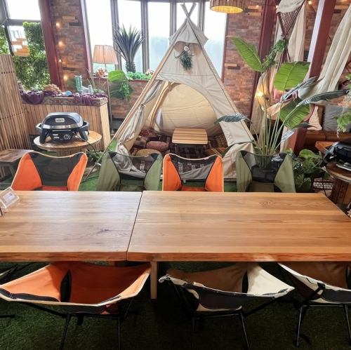 Tent seating: Low table seating for up to 8 people with a cute triangular tent next to it.This is a popular seat for women and small children! It feels like a semi-private room in a tent. *Food and drinks are allowed inside the tent. Shoes are strictly prohibited.