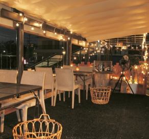 テラス席は12名様までご利用可能な広々空間！屋根付きなので雨でも安心！準備不要で屋外BBQをお楽しみ頂けます！また、ワンちゃんと一緒でも楽しめます！(リードの着用をお願いします。）