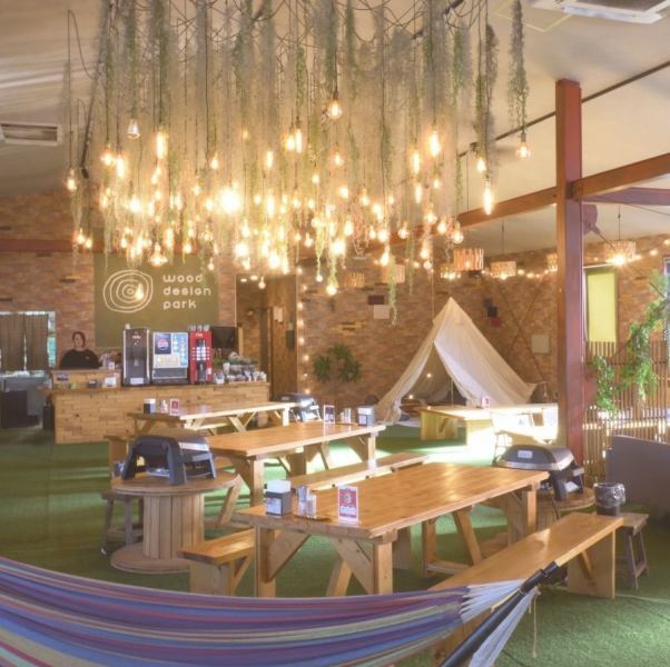 【室内だから雨だって平気】店内は全面人工芝でキャンプ気分の味わえる内装★テントやハンモックなどアウトドアアイテムが揃っています！デートや女子会、歓迎会や送別会、退院祝いなどでのお祝いや記念日の特別な日に。
