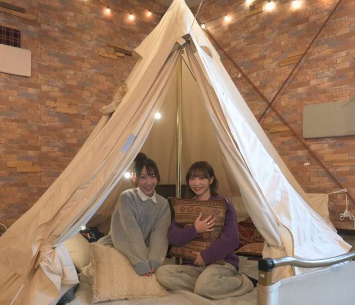 室内にいながら、グランピング気分！お友達同士の飲み会やデートなど、幅広いシーンでご利用いただけます。室内なので、天気に左右されず快適にBBQが楽しめます！非日常で味わう特別なお祝いにピッタリ◎