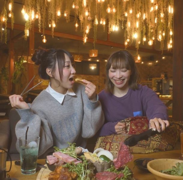 陽が落ちれば、より煌びやかな店内に！光の演出で大人可愛いグランピング気分が味わえます♪お祝いやサプライズにピッタリ