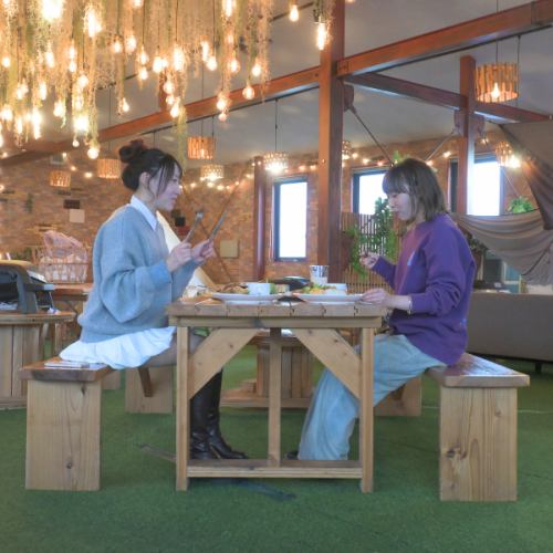 広々としたウッドテーブルとベンチ席は、最大8名まで対応可能。天然木の温もりが感じられるデザインで、アウトドア気分をそのままに、天候に左右されない贅沢なひとときをお楽しみいただけます。