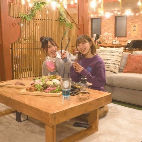 座敷とソファが一つになったお席でゆったりとお過ごしいただけます。お隣同士で大人16名まで最大ご利用可能なので、お友達とワイワイ過ごしたり、お子様連れで2家族でのお食事会などでご利用いただけます!※土足厳禁