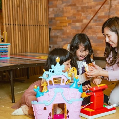 Kids' play area available♪