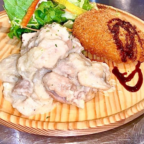 こんにちは🌞
炭焼きイタリアンAlettaです🍷
本日も元気に営業中です！

本日の日替わりランチ ¥950(税込)は...
✨チキンのクリーム煮&カボチャコロッケ✨

とろ〜り濃厚なチキンのクリーム煮と、ほくほく甘いかぼちゃコロッケの贅沢コンビ♪
肌寒い日もぴったりなあったかメニューです！

さらに...
ごはん🍚・パン🥖・スープ🪹は全部おかわり無料！！

お腹も心も満たされる、満足ランチをどうぞ♪
皆さまのご来店をお待ちしております😊

#炭焼きイタリアンaletta #日替わりランチ #チキンクリーム #かぼちゃコロッケ #おかわり無料 #堺筋本町ランチ #船場センタービル3号館
