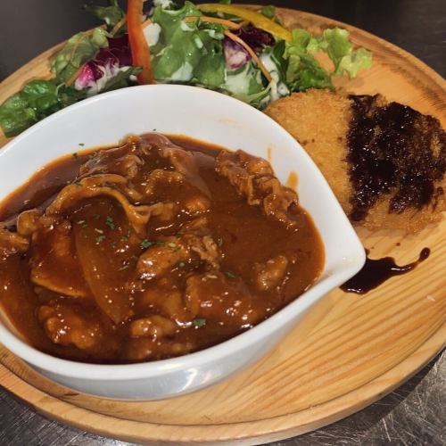 .
皆様こんにちは🌞
炭焼きイタリアン　Alettaです🥰

本日の日替わりランチ
『ハッシュドビーフ&牛肉コロッケ』
をご紹介いたします👨🏼‍🍳💖

手作りのハッシュドビーフは
とても濃厚でクリーミーな味わい🤤✨
コロッケはサクッと中はジューシーにお召し上がりいただけます🤤🤤

主食はパン、ご飯選べますので
どちらも相性抜群🤩🤩

是非ご来店ください😊✨

本日も沢山のご来店お待ちしております🥰🥰

#大阪のランチ
#大阪のワイン
#大阪海老料理
#大阪海老
#大阪海老フライ
#大阪海老専門店
#堺筋本町 
#堺筋本町グルメ 
#堺筋本町ディナー 
#堺筋本町ランチ 
#堺筋本町飲み 
#堺筋本町イタリアン 
#堺筋本町レストラン 
#堺筋本町居酒屋 
#堺筋本町パスタ 
#堺筋本町駅 
#堺筋本町駅すぐ
