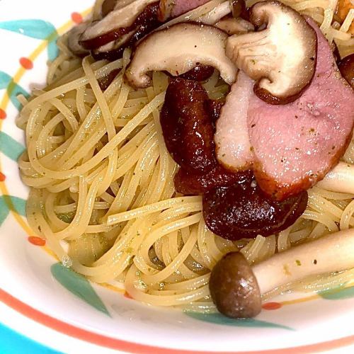 こんにちは🌞
炭焼きイタリアン　Alettaです😊

『鴨とキノコのジェノベーゼパスタ』をご紹介します✨

ジューシーな鴨肉と、香り高いきのこをたっぷり使用🍄
香り豊かなジェノベーゼソースが、もちもちパスタに絡んで絶品です！

バジルの風味が広がる一皿🌿
グラスワインと一緒に、大人のイタリアン時間をお楽しみください🍷

#炭焼きイタリアンaletta #パスタ屋 #ジェノベーゼ #イタリアンディナー #ワイン #大人のごはん #堺筋本町 #船場センタービル3号館
