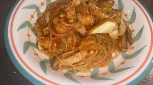 番茄義大利麵配扇貝、蘑菇和高麗菜