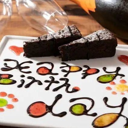 【包含留言板】【仅预订座位】在生日和周年纪念日,用精美的餐盘给您的爱人一个惊喜。