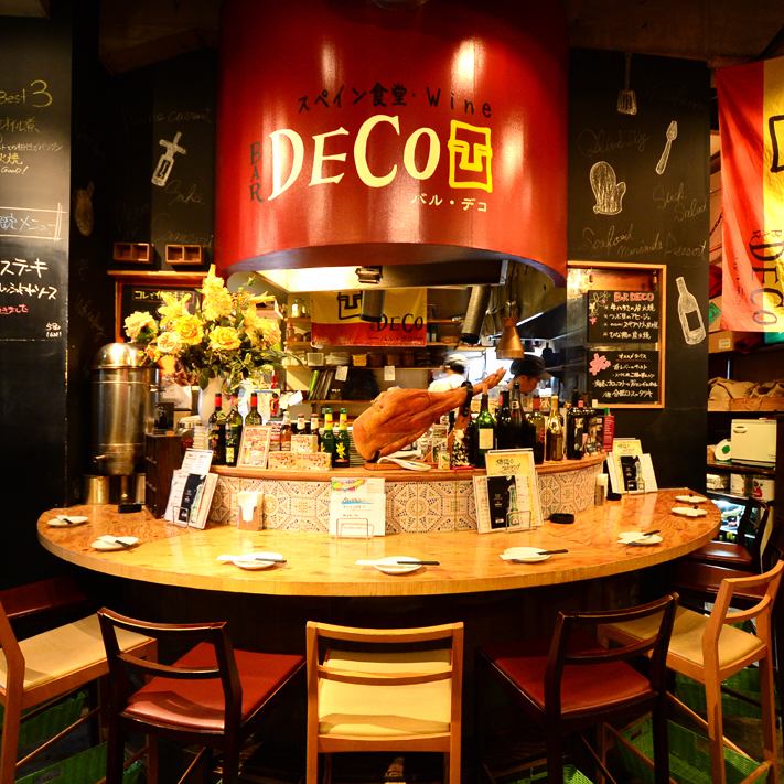 The stylish interior has counter seats and table seats with a great atmosphere ♪
