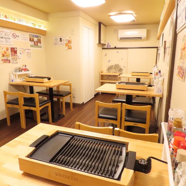 囲炉裏を囲むアットホームな空間です。自分の好きなように焼ける、遊び心いっぱいの居酒屋です。囲炉裏を囲む雰囲気で、出来立ての温かさが最後まで続く、美味しい料理をお楽しみいただけます。煙が出にくいので、サク飲みはもちろん、女子会や週末のご家族団らんなど、幅広いシーンでご利用ください！