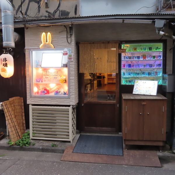 北品川駅から徒歩2分、集合解散も楽々の【酔いどれうさぎ】。ワンカップ酒がずらりと並んだおしゃれな店構え。隠れ家的な雰囲気が漂う店内は、囲炉裏を囲むアットホームな空間で、ついつい入りたくなってしまう。50種類以上のワンカップや写真映えするナタデココサワーもご用意。仕入れ状況でお酒の内容も変わります♪