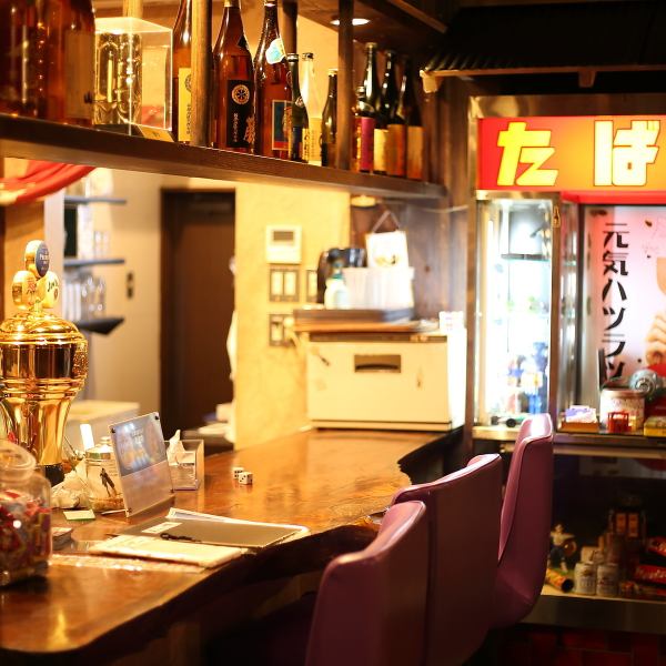 店内は、レトロな雰囲気で懐かしさを感じる空間。カウンター席もあるのでお気軽に♪