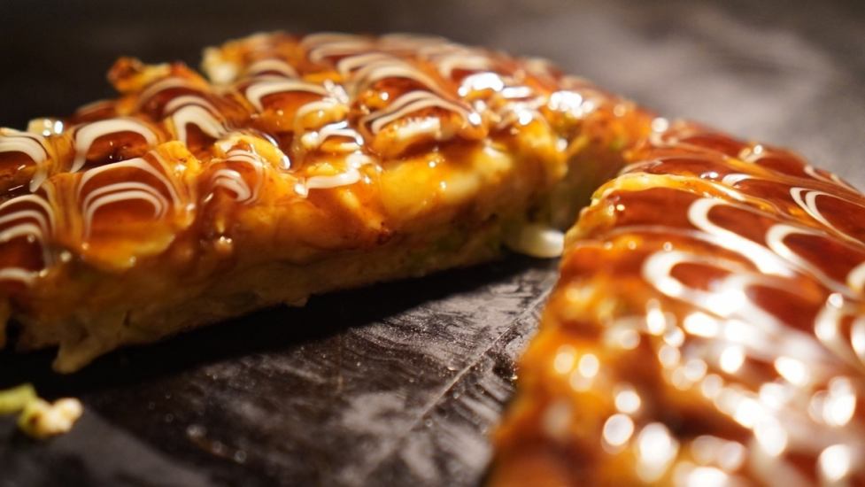 店內充滿復古的氛圍，讓人彷彿置身於昭和時代。享用鐵板燒和飲料。