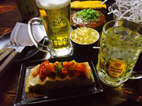 お酒と料理を楽しんで