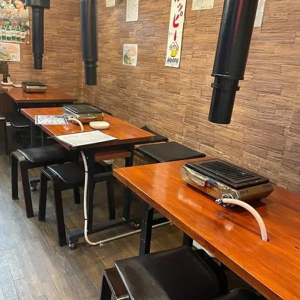 【14名様~貸切OK!】店内は1~4名様用テーブル席があり、人数に合わせてお席を繋げての利用が可能。少人数のご宴会や女子会など柔軟に対応いたします!14名様から最大22名様程度までの貸切も大歓迎!周囲を気にせず仲間内で盛り上がる宴会に最適です。貸切予約は3日前までにお気軽にお問い合わせください★